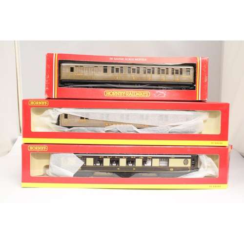 305 - THREE OO GAUGE HORNBY CARRIAGES TO INCLUDE A PULLMAN 1ST CLASS PARLOUR CAR, LNER BRKE COMPOSITE COAC... 