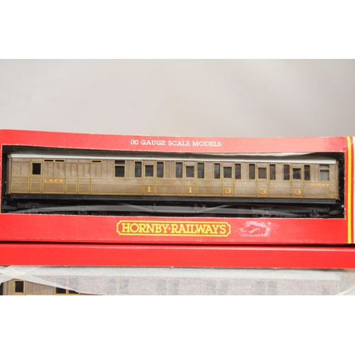 305 - THREE OO GAUGE HORNBY CARRIAGES TO INCLUDE A PULLMAN 1ST CLASS PARLOUR CAR, LNER BRKE COMPOSITE COAC... 