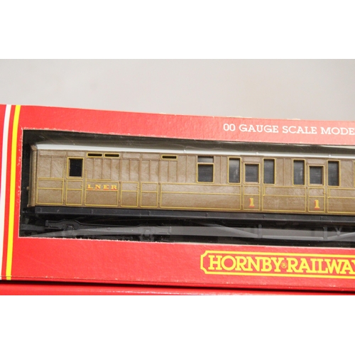 305 - THREE OO GAUGE HORNBY CARRIAGES TO INCLUDE A PULLMAN 1ST CLASS PARLOUR CAR, LNER BRKE COMPOSITE COAC... 