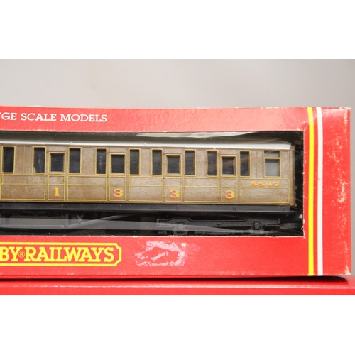 305 - THREE OO GAUGE HORNBY CARRIAGES TO INCLUDE A PULLMAN 1ST CLASS PARLOUR CAR, LNER BRKE COMPOSITE COAC... 