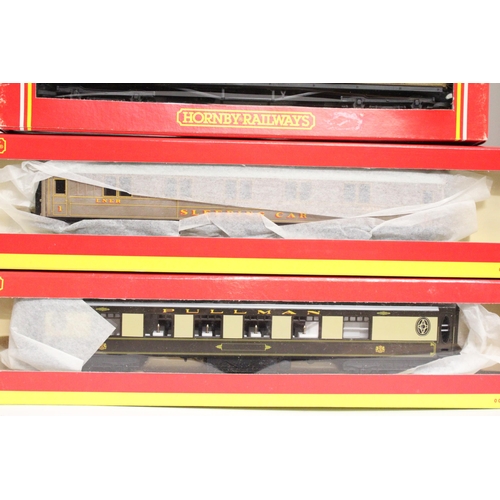 305 - THREE OO GAUGE HORNBY CARRIAGES TO INCLUDE A PULLMAN 1ST CLASS PARLOUR CAR, LNER BRKE COMPOSITE COAC... 