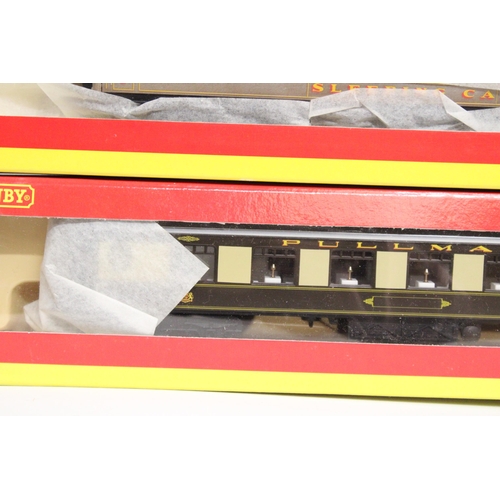 305 - THREE OO GAUGE HORNBY CARRIAGES TO INCLUDE A PULLMAN 1ST CLASS PARLOUR CAR, LNER BRKE COMPOSITE COAC... 