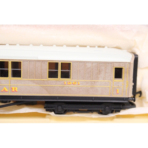 306 - THREE OO GAUGE HORNBY CARRIAGES TO INCLUDE A LNER SLEEPER COACH, PULLMAN 1ST CLASS (JANE) AND PULLMA... 