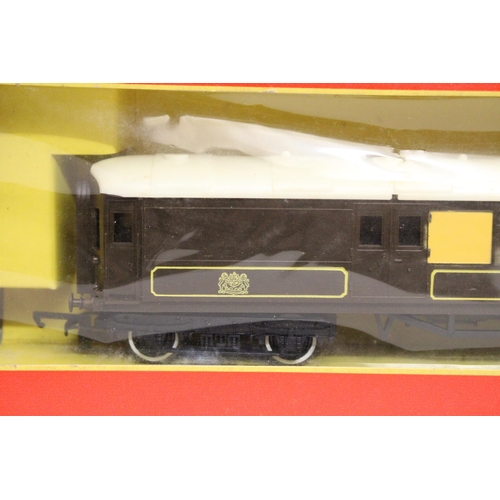 306 - THREE OO GAUGE HORNBY CARRIAGES TO INCLUDE A LNER SLEEPER COACH, PULLMAN 1ST CLASS (JANE) AND PULLMA... 