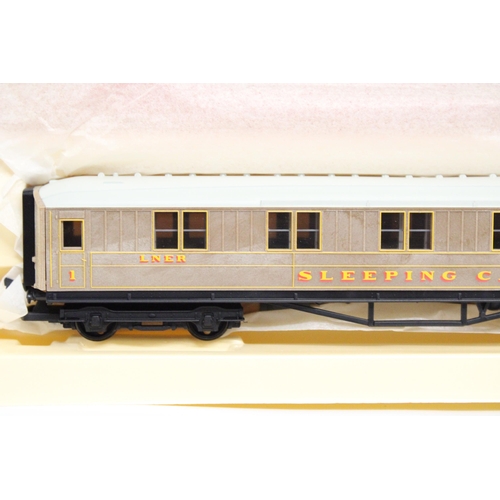 306 - THREE OO GAUGE HORNBY CARRIAGES TO INCLUDE A LNER SLEEPER COACH, PULLMAN 1ST CLASS (JANE) AND PULLMA... 