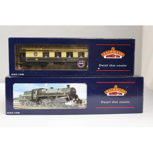 307 - A BACHMANN MODEL NO. 31-106A GREEN STEAM LOCOMOTIVE AND TENDER PLUS A NO. 39-076 PASSANGER CARRIAGE ... 