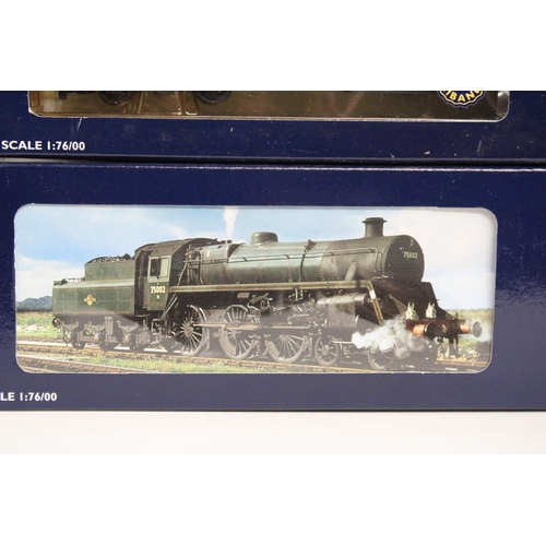 307 - A BACHMANN MODEL NO. 31-106A GREEN STEAM LOCOMOTIVE AND TENDER PLUS A NO. 39-076 PASSANGER CARRIAGE ... 