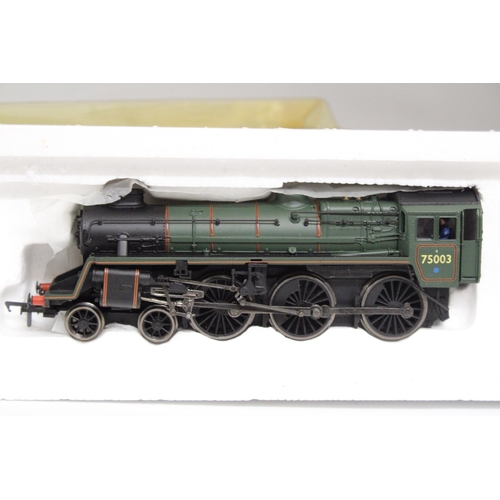 307 - A BACHMANN MODEL NO. 31-106A GREEN STEAM LOCOMOTIVE AND TENDER PLUS A NO. 39-076 PASSANGER CARRIAGE ... 