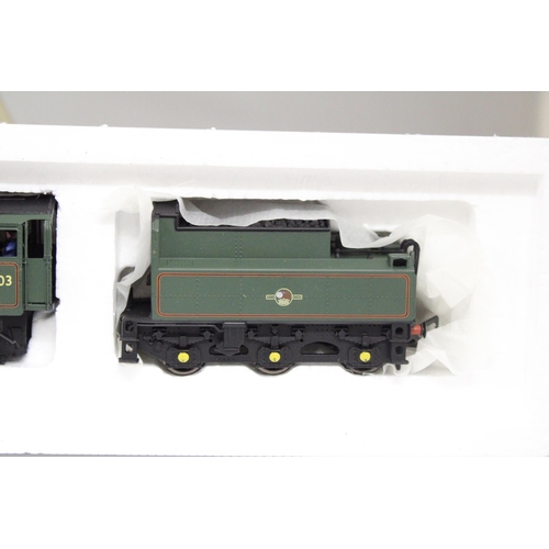 307 - A BACHMANN MODEL NO. 31-106A GREEN STEAM LOCOMOTIVE AND TENDER PLUS A NO. 39-076 PASSANGER CARRIAGE ... 