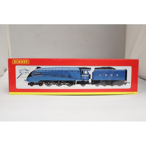 308 - A HORNBY OO GAUGE LNER 4-6-2 CLASS A4 LOCOMOTIVE, '4485 KESTREL' MODEL NO. R2154 - BOXED