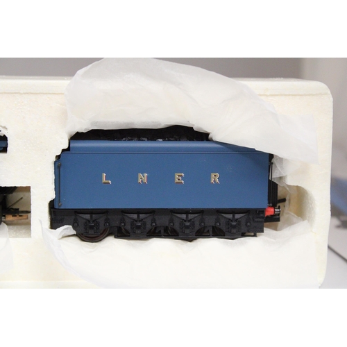 308 - A HORNBY OO GAUGE LNER 4-6-2 CLASS A4 LOCOMOTIVE, '4485 KESTREL' MODEL NO. R2154 - BOXED