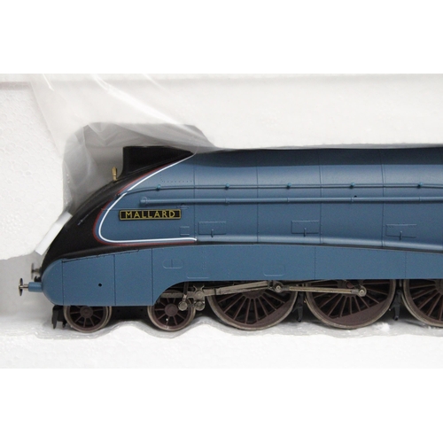 311 - A HORNBY OO GAUGE 'MALLARD', LNER CLASS A4 - R3371, AS NEW IN BOX