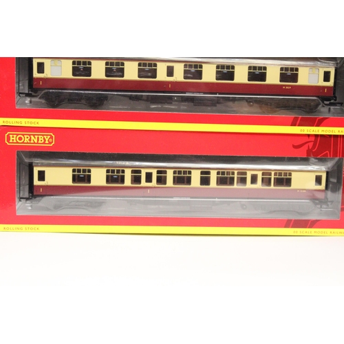 314 - THREE HORNBY OO GAUGE CARRIAGES TO INCLUDE BR MK1 PARCELS BRAKE COACH, BR MK1 1ST OPEN CLASS COACH A... 