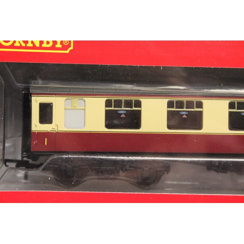 314 - THREE HORNBY OO GAUGE CARRIAGES TO INCLUDE BR MK1 PARCELS BRAKE COACH, BR MK1 1ST OPEN CLASS COACH A... 