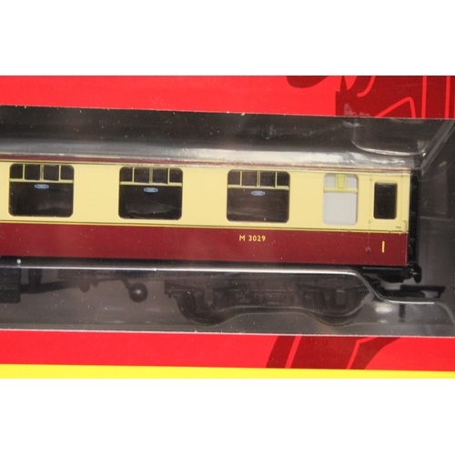 314 - THREE HORNBY OO GAUGE CARRIAGES TO INCLUDE BR MK1 PARCELS BRAKE COACH, BR MK1 1ST OPEN CLASS COACH A... 