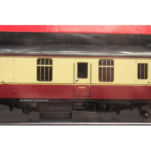 314 - THREE HORNBY OO GAUGE CARRIAGES TO INCLUDE BR MK1 PARCELS BRAKE COACH, BR MK1 1ST OPEN CLASS COACH A... 