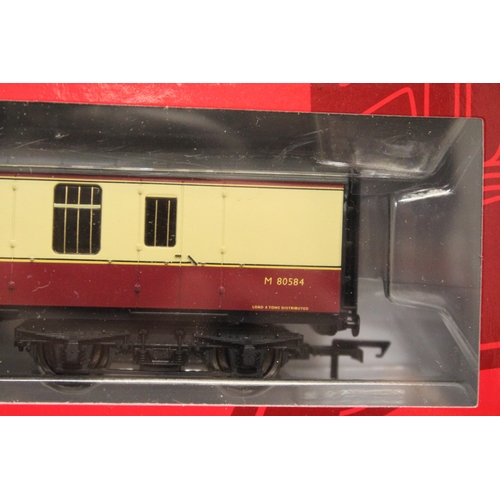 314 - THREE HORNBY OO GAUGE CARRIAGES TO INCLUDE BR MK1 PARCELS BRAKE COACH, BR MK1 1ST OPEN CLASS COACH A... 