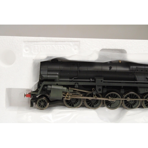 315 - A HORNBY OO GAUGE EARLY BR CLASS 9F CROSTI BOILER '92028', (HEAVILY WEATHERED) - R3756, AS NEW IN BO... 