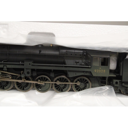 315 - A HORNBY OO GAUGE EARLY BR CLASS 9F CROSTI BOILER '92028', (HEAVILY WEATHERED) - R3756, AS NEW IN BO... 