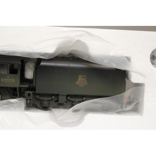 315 - A HORNBY OO GAUGE EARLY BR CLASS 9F CROSTI BOILER '92028', (HEAVILY WEATHERED) - R3756, AS NEW IN BO... 