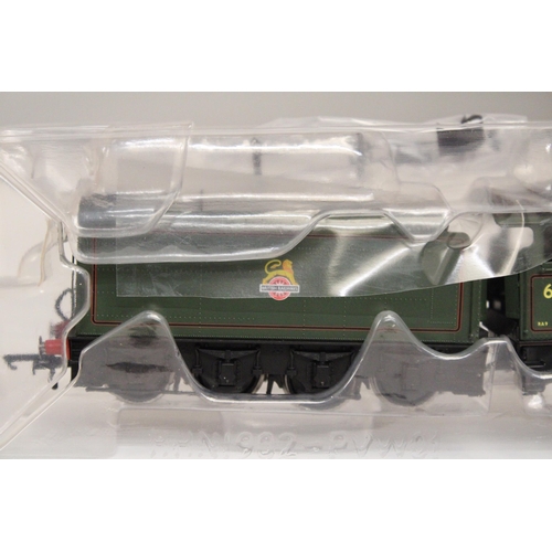 318 - A HORNBY OO GAUGE EARLY BR THOMPSON CLASS A2/3, 4-6-2 'STEADY AIM', R3834 LOCOMOTIVE, AS NEW IN BOX