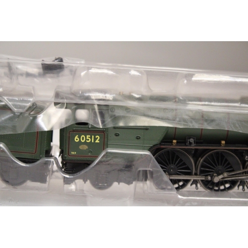 318 - A HORNBY OO GAUGE EARLY BR THOMPSON CLASS A2/3, 4-6-2 'STEADY AIM', R3834 LOCOMOTIVE, AS NEW IN BOX