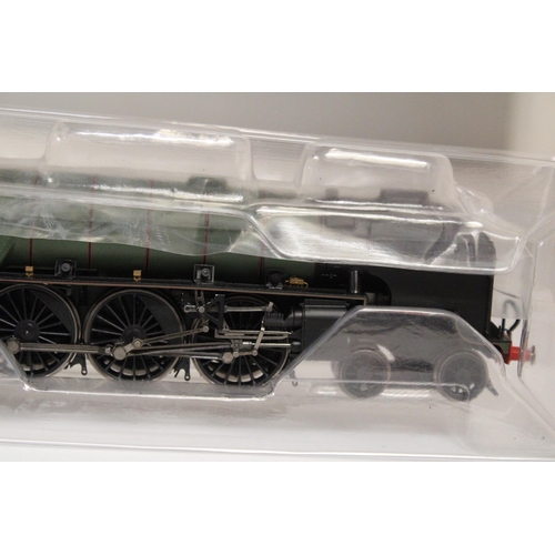 318 - A HORNBY OO GAUGE EARLY BR THOMPSON CLASS A2/3, 4-6-2 'STEADY AIM', R3834 LOCOMOTIVE, AS NEW IN BOX