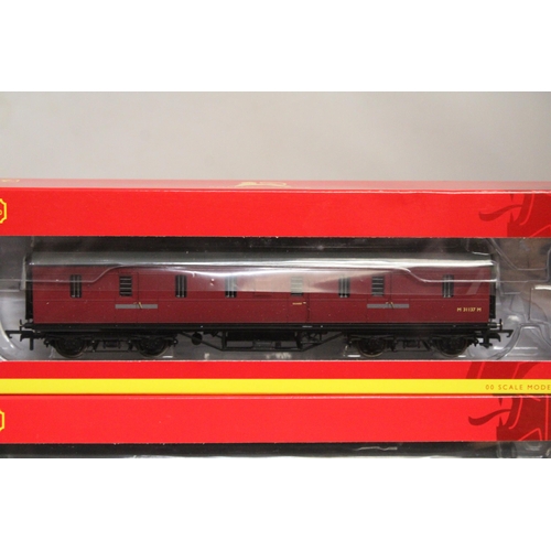 319 - THREE HORNBY OO GAUGE CARRIAGES TO INCLUDE BR (EX LMS) PASSENGER BRAKE, BR MK 1 PARCELS BRAKE COACH ... 