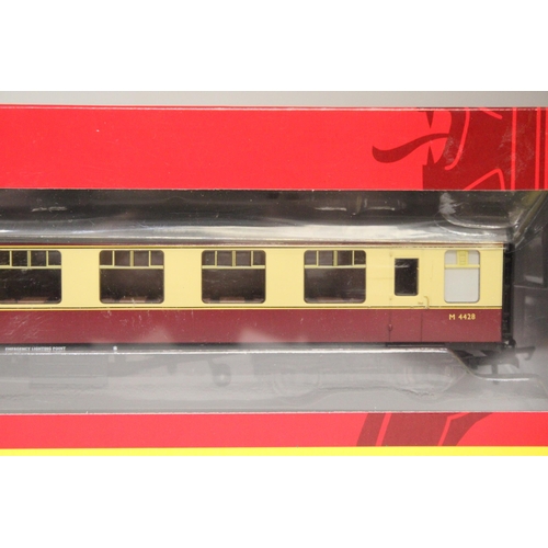 319 - THREE HORNBY OO GAUGE CARRIAGES TO INCLUDE BR (EX LMS) PASSENGER BRAKE, BR MK 1 PARCELS BRAKE COACH ... 