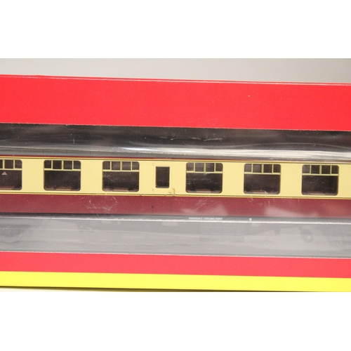 319 - THREE HORNBY OO GAUGE CARRIAGES TO INCLUDE BR (EX LMS) PASSENGER BRAKE, BR MK 1 PARCELS BRAKE COACH ... 