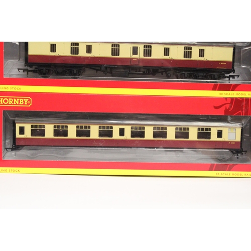 319 - THREE HORNBY OO GAUGE CARRIAGES TO INCLUDE BR (EX LMS) PASSENGER BRAKE, BR MK 1 PARCELS BRAKE COACH ... 