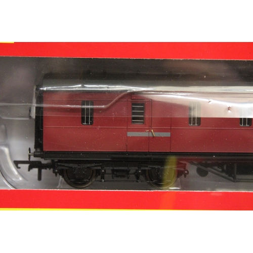 319 - THREE HORNBY OO GAUGE CARRIAGES TO INCLUDE BR (EX LMS) PASSENGER BRAKE, BR MK 1 PARCELS BRAKE COACH ... 