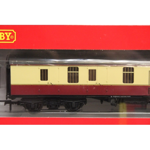 319 - THREE HORNBY OO GAUGE CARRIAGES TO INCLUDE BR (EX LMS) PASSENGER BRAKE, BR MK 1 PARCELS BRAKE COACH ... 