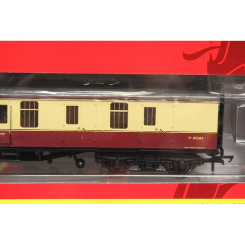 319 - THREE HORNBY OO GAUGE CARRIAGES TO INCLUDE BR (EX LMS) PASSENGER BRAKE, BR MK 1 PARCELS BRAKE COACH ... 