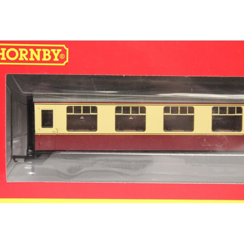 319 - THREE HORNBY OO GAUGE CARRIAGES TO INCLUDE BR (EX LMS) PASSENGER BRAKE, BR MK 1 PARCELS BRAKE COACH ... 