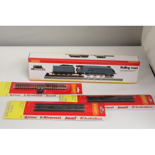 322 - A HORNBY OO GAUGE ROLLING ROAD SET NO. R8211, TWO HORNBY RAILER AND UNCOUPLER TRACKS, NO. R620 PLUS ... 