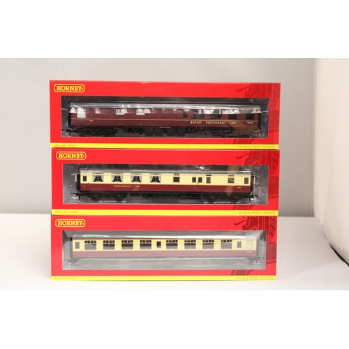 323 - THREE HORNBY OO GAUGE CARRIAGES TO INCLUDE BR MK 1 RESTAURANT BUFFET COACH, BR MK1 TOURIST SECOND OP... 