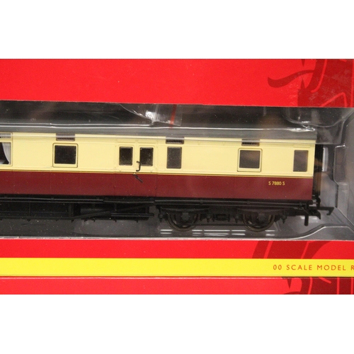 323 - THREE HORNBY OO GAUGE CARRIAGES TO INCLUDE BR MK 1 RESTAURANT BUFFET COACH, BR MK1 TOURIST SECOND OP... 