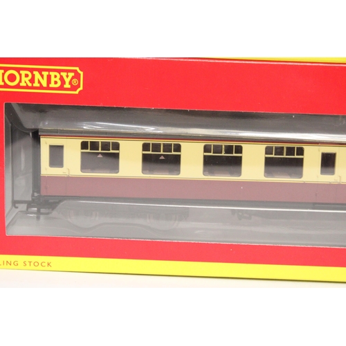 323 - THREE HORNBY OO GAUGE CARRIAGES TO INCLUDE BR MK 1 RESTAURANT BUFFET COACH, BR MK1 TOURIST SECOND OP... 