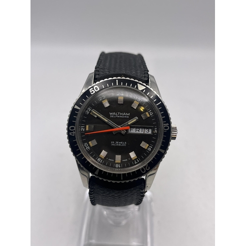 609 - A GENTLEMAN'S VINTAGE WALTHAM SKIN DIVER'S AUTOMATIC WRISTWATCH ON A TROPICAL DIVER'S STRAP - WORKIN... 