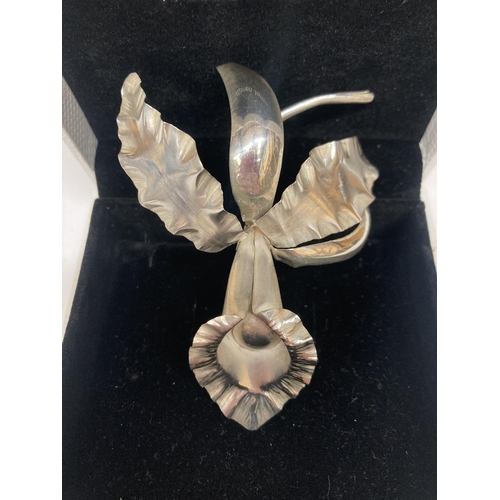 693 - AN ANTIQUE 925 SILVER FIGURAL EXOTIC ORCHID FLOWER BROOCH IN A PRESENTATION BOX