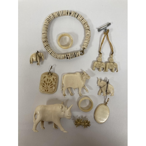 694 - A COLLECTION OF VINTAGE HAND CARVED BONE ITEMS, TO INCLUDE A BRACELET, ANIMAL FIGURES, ETC