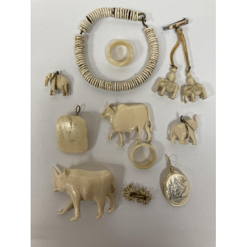 694 - A COLLECTION OF VINTAGE HAND CARVED BONE ITEMS, TO INCLUDE A BRACELET, ANIMAL FIGURES, ETC