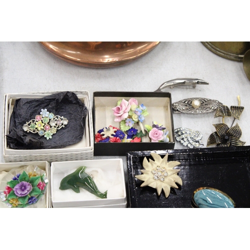 122 - A QUANTITY OF VINTAGE AND MODERN COSTUME JEWELLERY BROOCHES