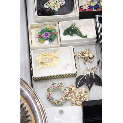 122 - A QUANTITY OF VINTAGE AND MODERN COSTUME JEWELLERY BROOCHES