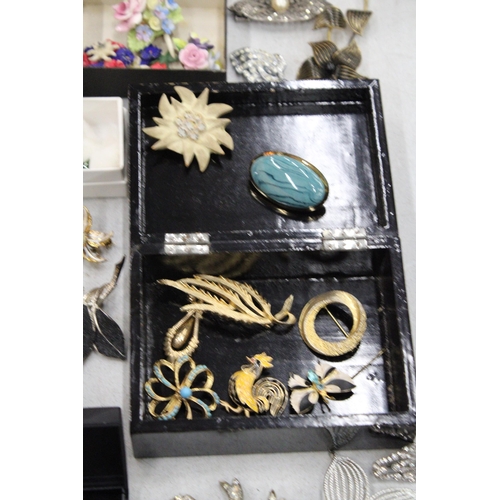 122 - A QUANTITY OF VINTAGE AND MODERN COSTUME JEWELLERY BROOCHES