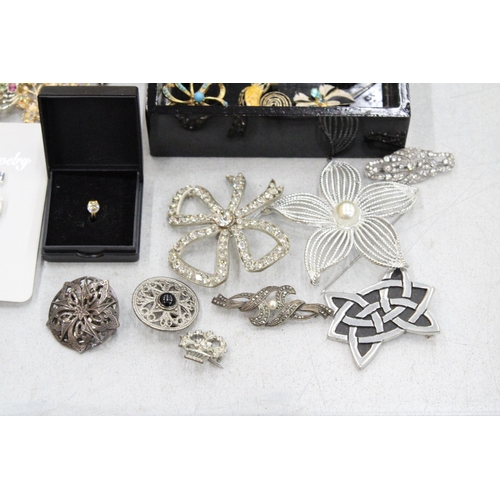 122 - A QUANTITY OF VINTAGE AND MODERN COSTUME JEWELLERY BROOCHES