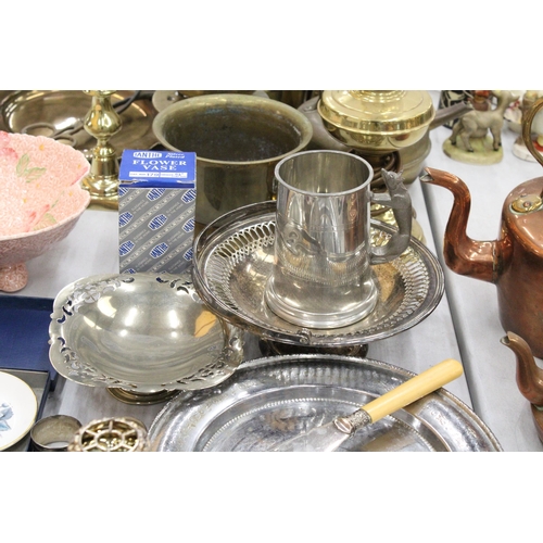 123 - A COLLECTION OF SILVER PLATED ITEMS TO INCLUDE A BOXED CRUET SET, FOOTED TRAY, BASKET BOWLS, NAPKIN ... 