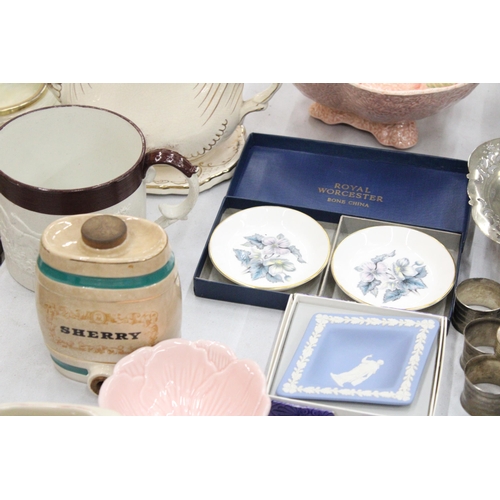 124 - A QUANTITY OF CERAMIC AND CHINA TO INCLUDE WEDGWOOD JASPERWARE, ROYAL WORCESTER PIN TRAYS, BOXED, A ... 