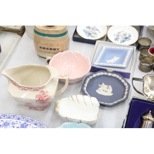 124 - A QUANTITY OF CERAMIC AND CHINA TO INCLUDE WEDGWOOD JASPERWARE, ROYAL WORCESTER PIN TRAYS, BOXED, A ... 